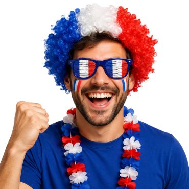 Homme joyeux portant des lunettes de supporter avec le drapeau de la France imprimé sur les verres | jourdefete.com