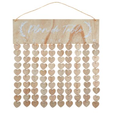 Plan de table naturel en bois avec cœurs suspendus pour mariage | jourdefete.com