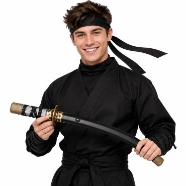 Jeune homme souriant en tenue de ninja noire arborant une épée courte factice de style sabre avec fourreau | jourdefete.com