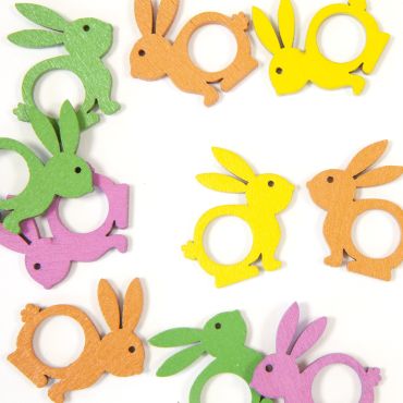 Semis de table en bois tons vifs forme lapin pour décoration de Pâques | jourdefete.com