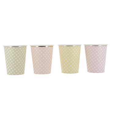 Gobelets en carton vichy pour une table de Pâques colorée | jourdefete.com