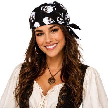 Femme souriante portant un bandana pirate noir à motifs de têtes de mort avec un déguisement de pirate | jourdefete.com Femme souriante portant un bandana pirate noir à motifs de têtes de mort avec un déguisement de pirate | jourdefete.com