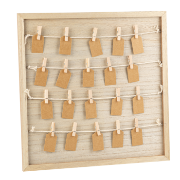 Plan de table en bois avec pinces et étiquettes, organisation élégante pour mariage | jourdefete.com