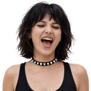 Femme chantant et portant un collier ras-du-cou punk noir orné de clous pyramides argentés | jourdefete.com