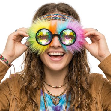 Femme souriante portant des lunettes kaléidoscope rondes avec une bordure en fausse fourrure arc-en-ciel | jourdefete.com