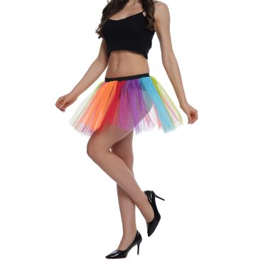 Femme portant un tutu arc-en-ciel coloré en tulle pour adulte | jourdefete.com Femme portant un tutu arc-en-ciel coloré en tulle pour adulte | jourdefete.com
