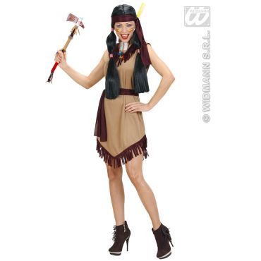 Femme déguisée en guerrière avec robe beige à franges, bandeau bordeaux, perruque noire à tresses et tomahawk en main.
