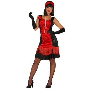 Femme déguisée en charleston des années 20 avec robe rouge à franges, gants longs noirs et bandeau assorti pour soirée rétro ou cabaret.