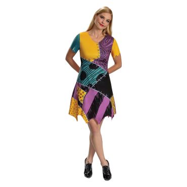 Femme posant avec la robe patchwork colorée à coutures apparentes du déguisement de Sally pour Halloween | jourdefete.com