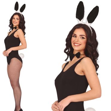 Femme portant un kit lapin noir avec oreilles, queue et nœud papillon | jourdefete.com