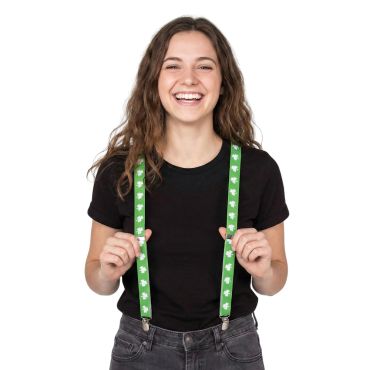 Femme souriante portant des bretelles vertes avec des motifs de trèfles blancs pour la Saint-Patrick | jourdefete.com