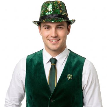 Homme souriant portant un chapeau borsalino à sequins verts et dorés pour la Saint-Patrick | jourdefete.com