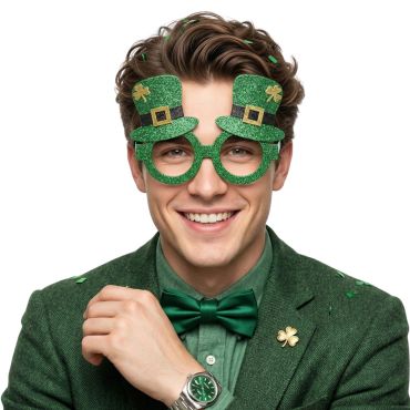 Homme portant des lunettes festives avec chapeaux de leprechaun verts pailletés pour la Saint-Patrick | jourdefete.com