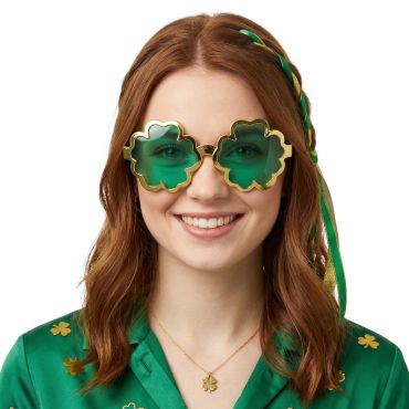 Femme rousse souriante portant des lunettes en forme de trèfle vert avec un contour doré pour la Saint-Patrick | jourdefete.com