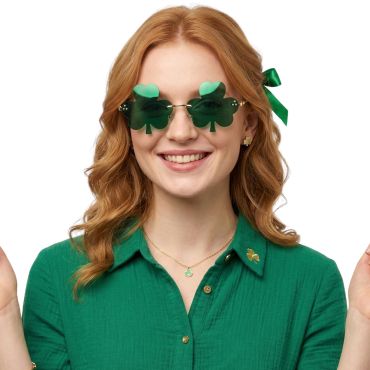 Femme souriante portant des lunettes de soleil en forme de trèfles verts pour la Saint-Patrick | jourdefete.com
