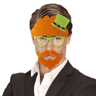 Homme portant des lunettes de déguisement de Leprechaun pour la Saint-Patrick avec fausse barbe rousse et mini chapeau vert | jourdefete.com
