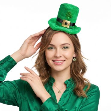 Jeune femme portant un serre-tête surmonté d'un mini chapeau haut-de-forme vert de leprechaun avec un trèfle pailleté pour la Saint-Patrick | jourdefete.com