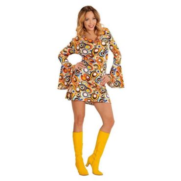 Femme portant une robe disco rétro à motifs circulaires orange, jaunes et bleus, avec manches évasées et bottes jaunes, style années 70.