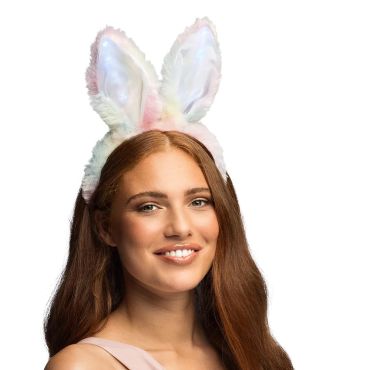 Femme souriante portant un serre-tête lumineux avec des oreilles de lapin en fausse fourrure pastel à LED | jourdefete.com