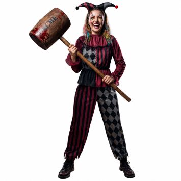 Femme souriante portant un costume de bouffon bicolore noir et bordeaux pour Halloween | jourdefete.com