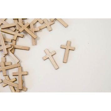 24 décorations de table à parsemer - Croix en bois | jourdefete.com