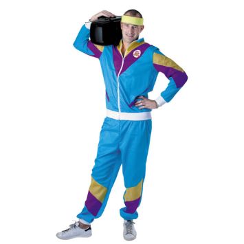 Homme déguisé en sportif des années 80, portant un survêtement bleu rétro avec bandeaux fluo et un poste radio sur l’épaule.