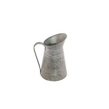 Une belle petite cruche en zinc pour un mariage champêtre | jourdefete.com