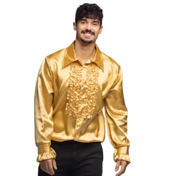 Homme souriant vêtu d’une chemise dorée brillante avec volants, tenue disco rétro.