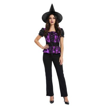 Femme portant un déguisement de sorcière moderne avec un haut corset violet et un chapeau pointu noir pour Halloween | jourdefete.com