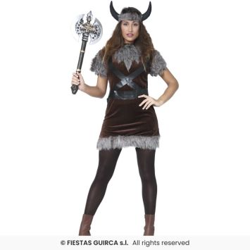 Déguisement de viking femme avec robe marron et fausse fourrure grise, ceinture noire, casque à cornes et hache factice, vue de face.