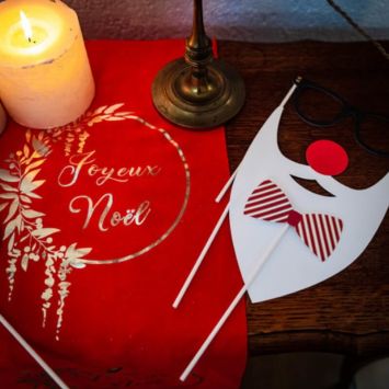 Chemin de Table Suédine Rouge Joyeux Noël Floqué Or