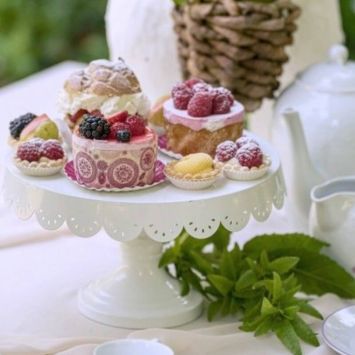 Support à gâteaux blanc en métal sur pied - 26,5 x 15 cm - Collection Voile de Douceur
