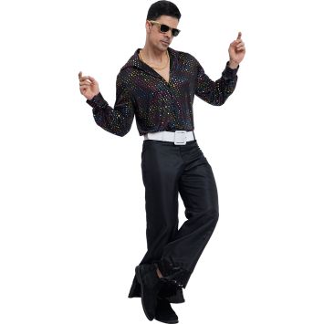 Homme portant une chemise disco noire à paillettes multicolores, style années 70 | jourdefete.com