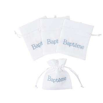 Pochons en tissu blanc brodés "Baptême" bleu pour dragées et cadeaux | jourdefete.com