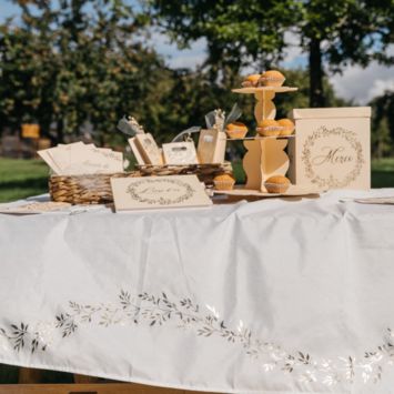 Nappe en tissu - 145 x 240 cm - Collection Jolis Brins - Blanc et Or