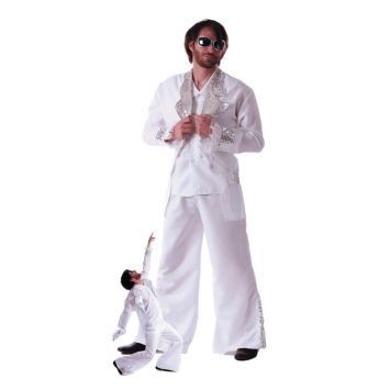Homme déguisé en chanteur disco dans un costume blanc à paillettes, style Elvis Presley, avec lunettes de soleil et pose scénique.