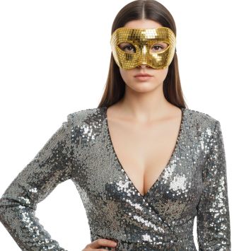 Loup disco or à facettes porté par une femme en robe argentée | jourdefete.com
