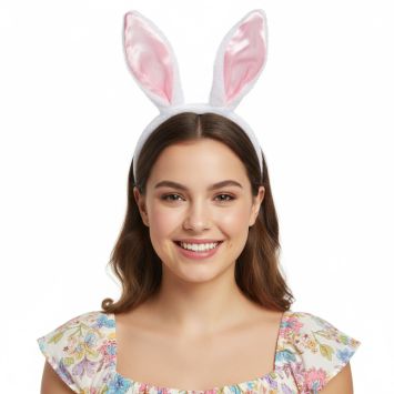 Serre-tête lapin avec oreilles blanches et roses porté par une femme souriante | jourdefete.com