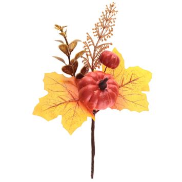 Branche automnale décorative avec citrouilles et feuilles d’érable pour une ambiance chaleureuse | jourdefete.com