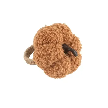 Un rond de serviette accroché à une citrouille d'automne en tissu bouclette | jourdefete.com