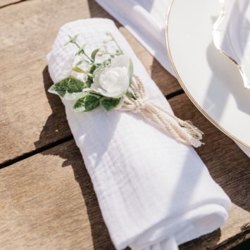 Bouquet de feuillage, de rose blanche et de jasmin - 14 cm