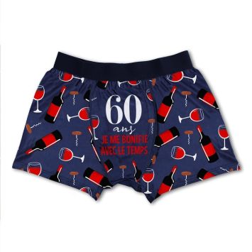 Boxer homme 60 ans décoré de bouteilles de vin et message "Je me bonifie avec le temps" | jourdefete.com