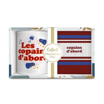 Coffret cadeau mug et chaussettes “Les copains d’abord” rouge et bleu | jourdefete.com