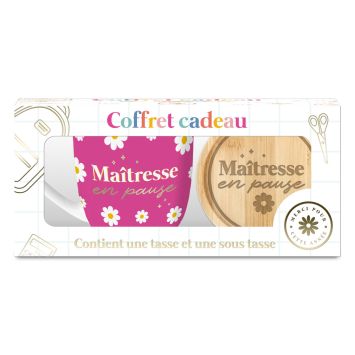 Coffret cadeau avec tasse rose à marguerites et sous-tasse en bois Maîtresse en pause pour la fin de l'année scolaire | jourdefete.com