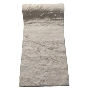 Un chemin de table en fourrure blanche pour votre table d'hiver | jourdefete.com