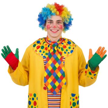 Modèle déguisé en clown souriant avec une maxi cravate à losanges multicolores | jourdefete.com