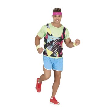 Homme déguisé en gymnaste des années 80 avec short bleu, t-shirt vert fluo, débardeur à motifs colorés et bandeau rose, en position de course.