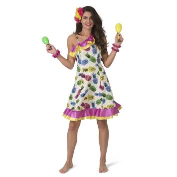 Femme portant un déguisement robe ananas colorée avec volants roses et jaunes, maracas aux mains et fleurs dans les cheveux.