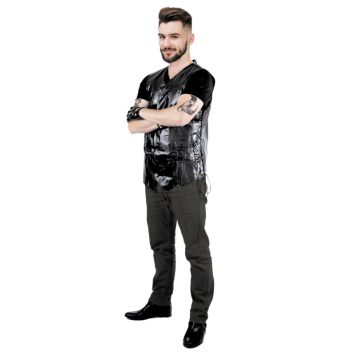 Homme portant un gilet de biker noir sans manches en simili cuir pour déguisement | jourdefete.com