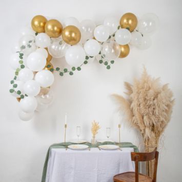 Kit arche 60 ballons - Blanc et Or et Guirlandes d'Eucalyptus